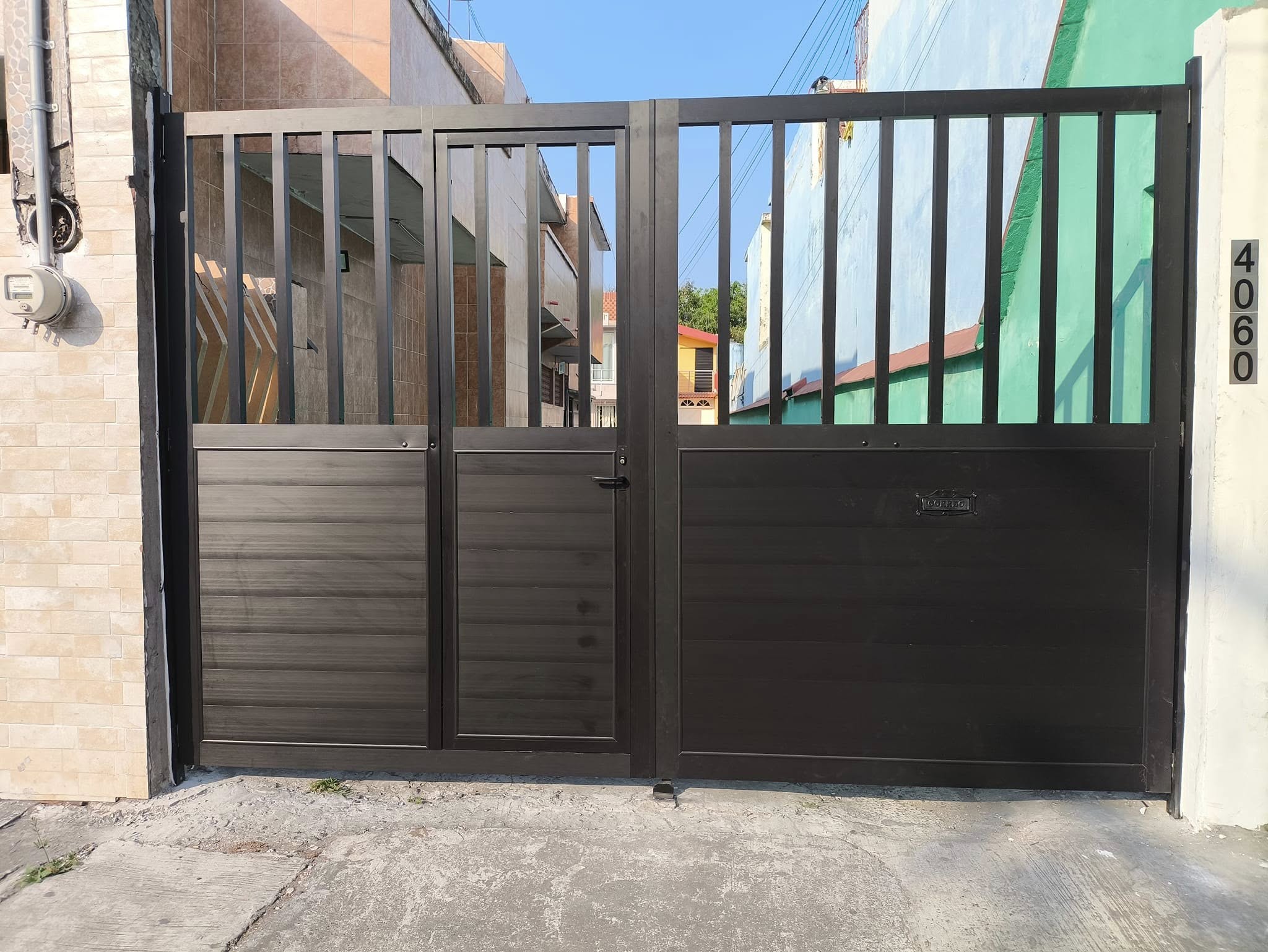 Portón peatonal en acabado oscuro