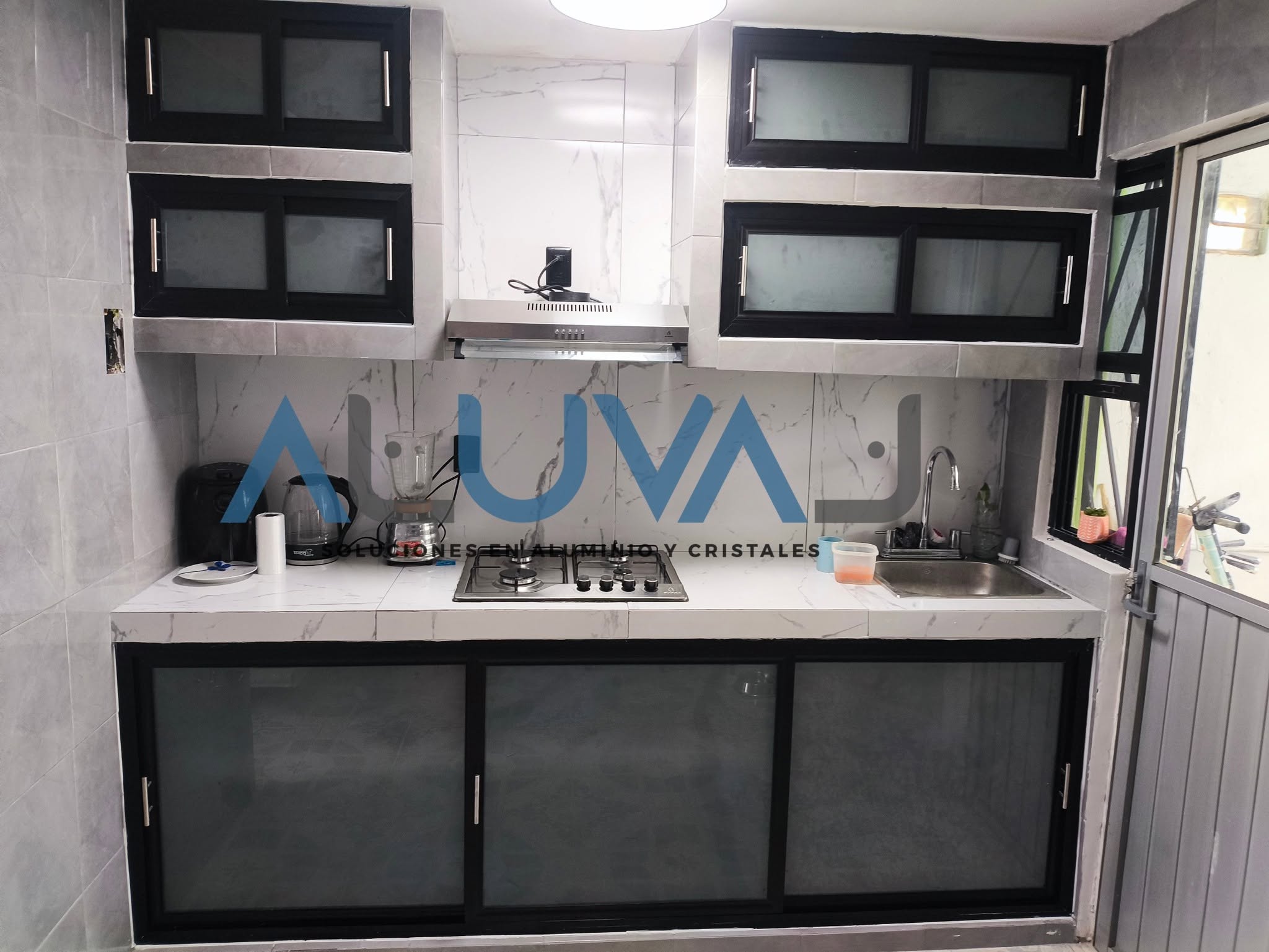 Cocina con gabinetes de aluminio