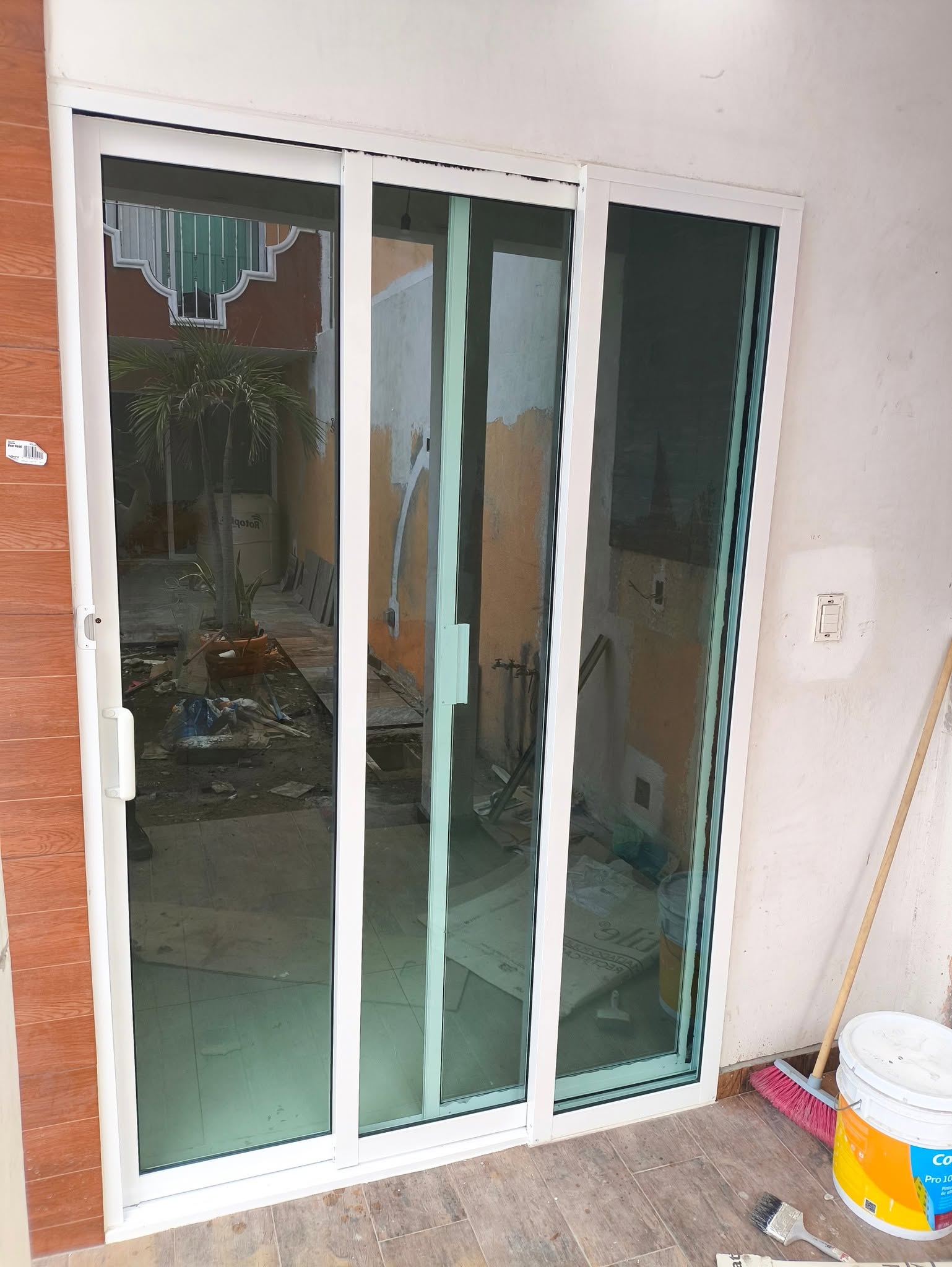Puerta corrediza de aluminio blanco