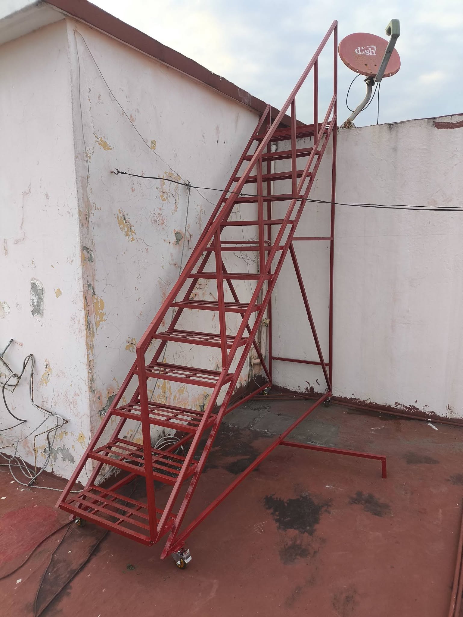 Escalera metálica de servicio
