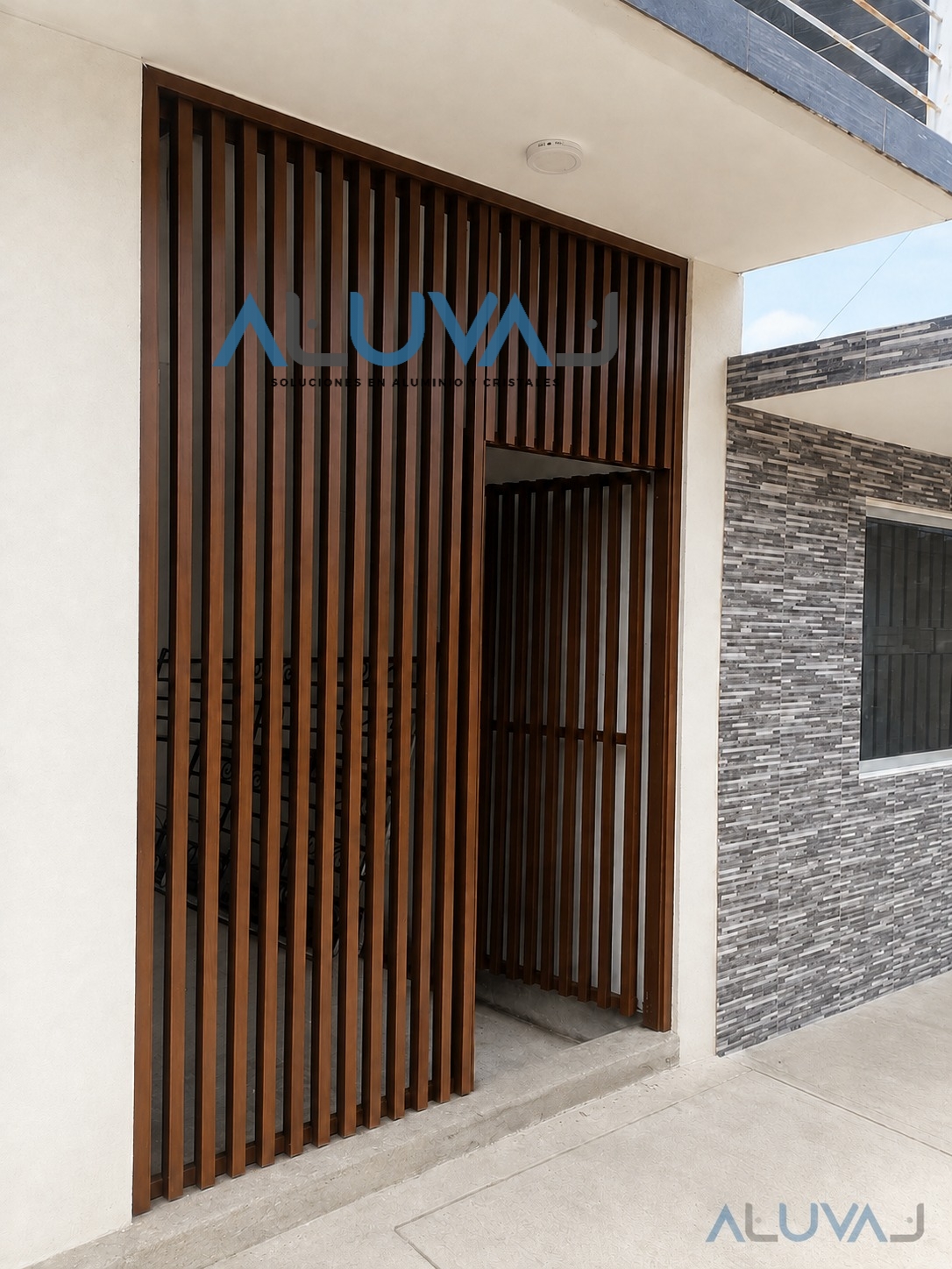 Acceso enrejado de aluminio acabado madera
