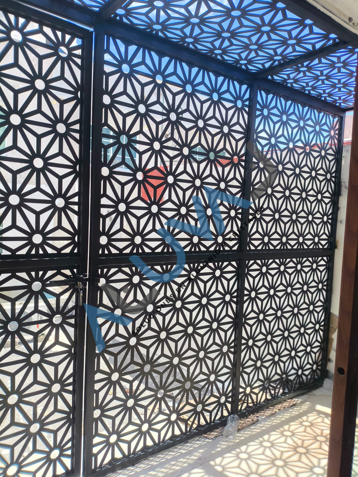 Puerta y cubierta con celosía decorativa