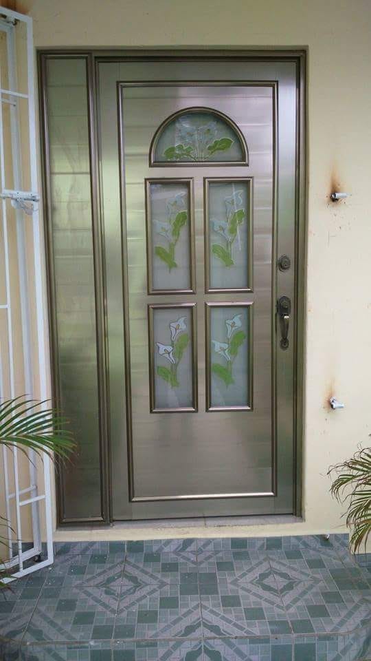 Puerta decorativa de aluminio con paneles de vitral floral