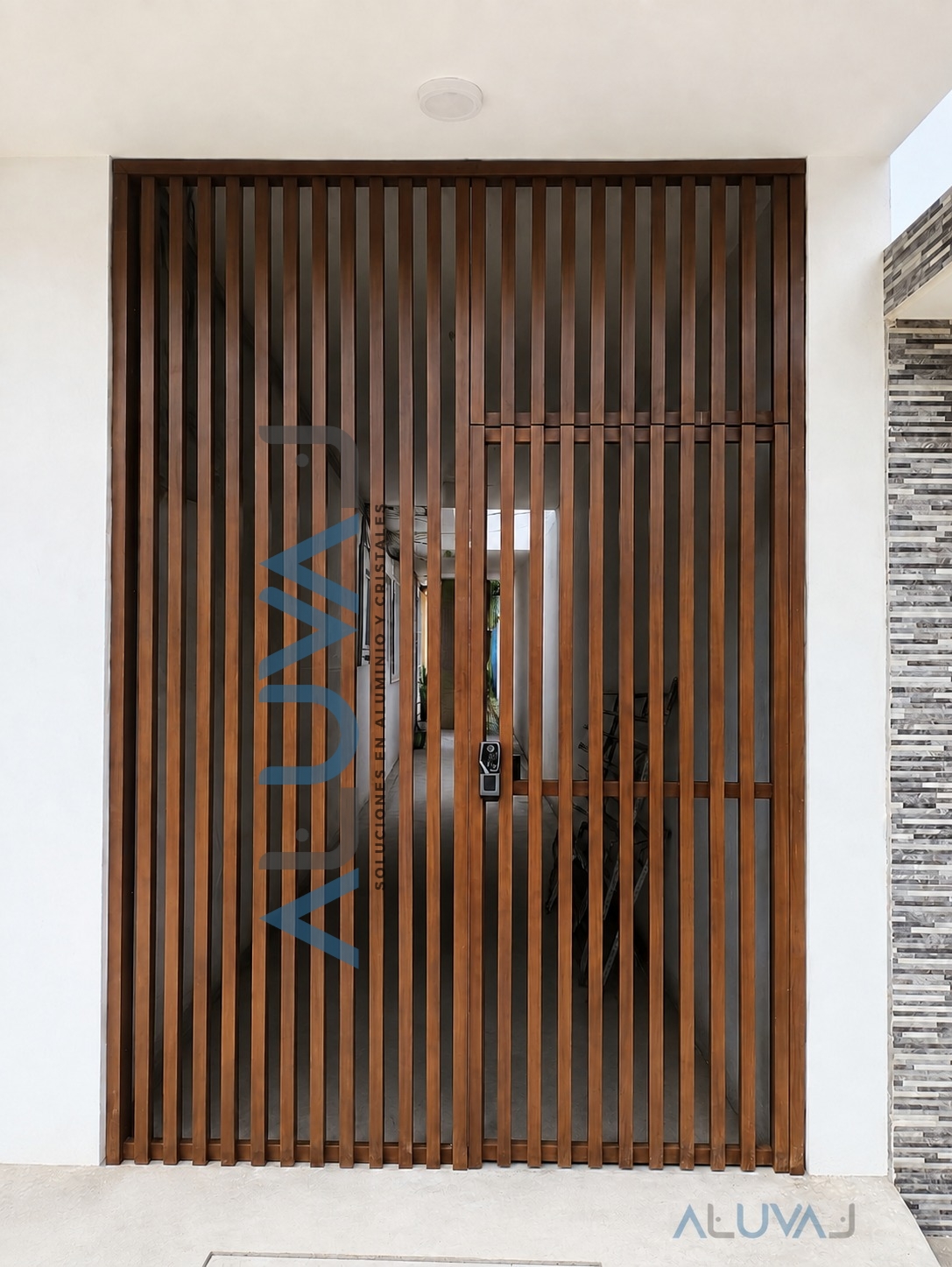Acceso de aluminio tipo madera con puerta peatonal