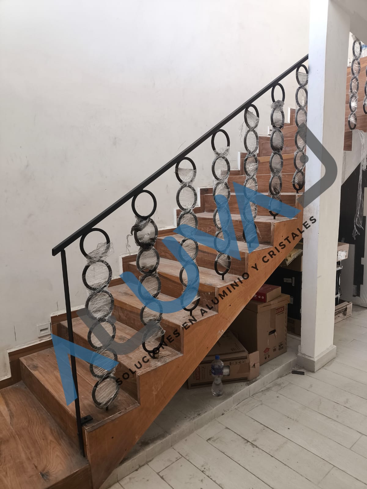 Barandal de herrería con diseño de círculos