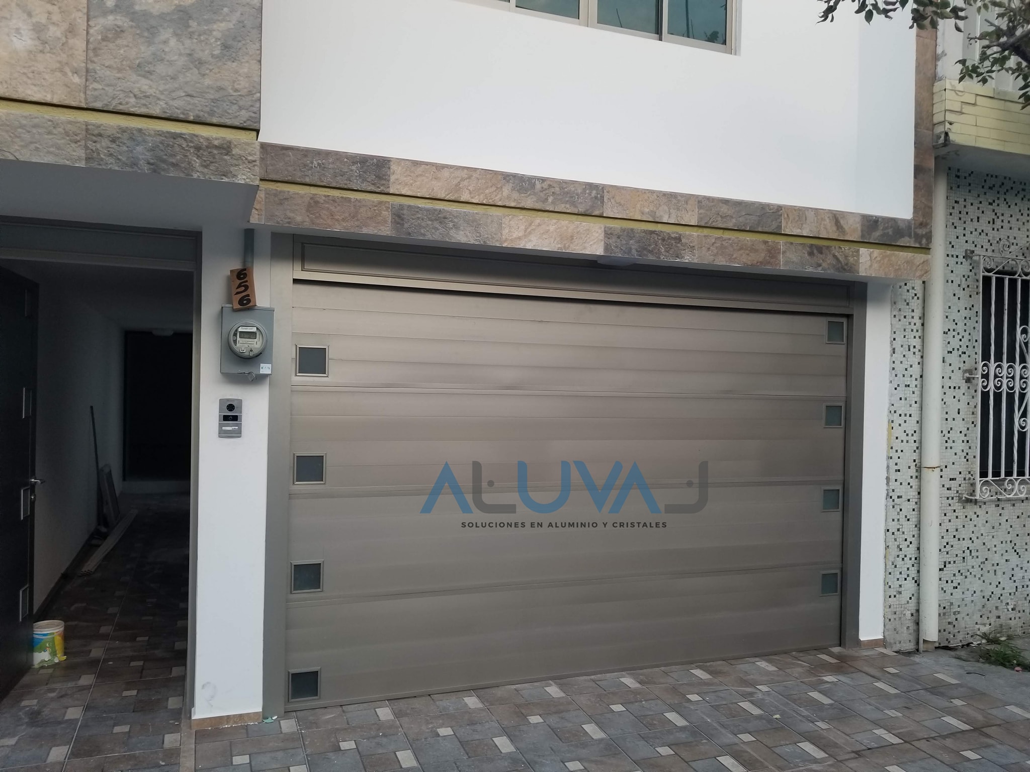Portón automático de aluminio