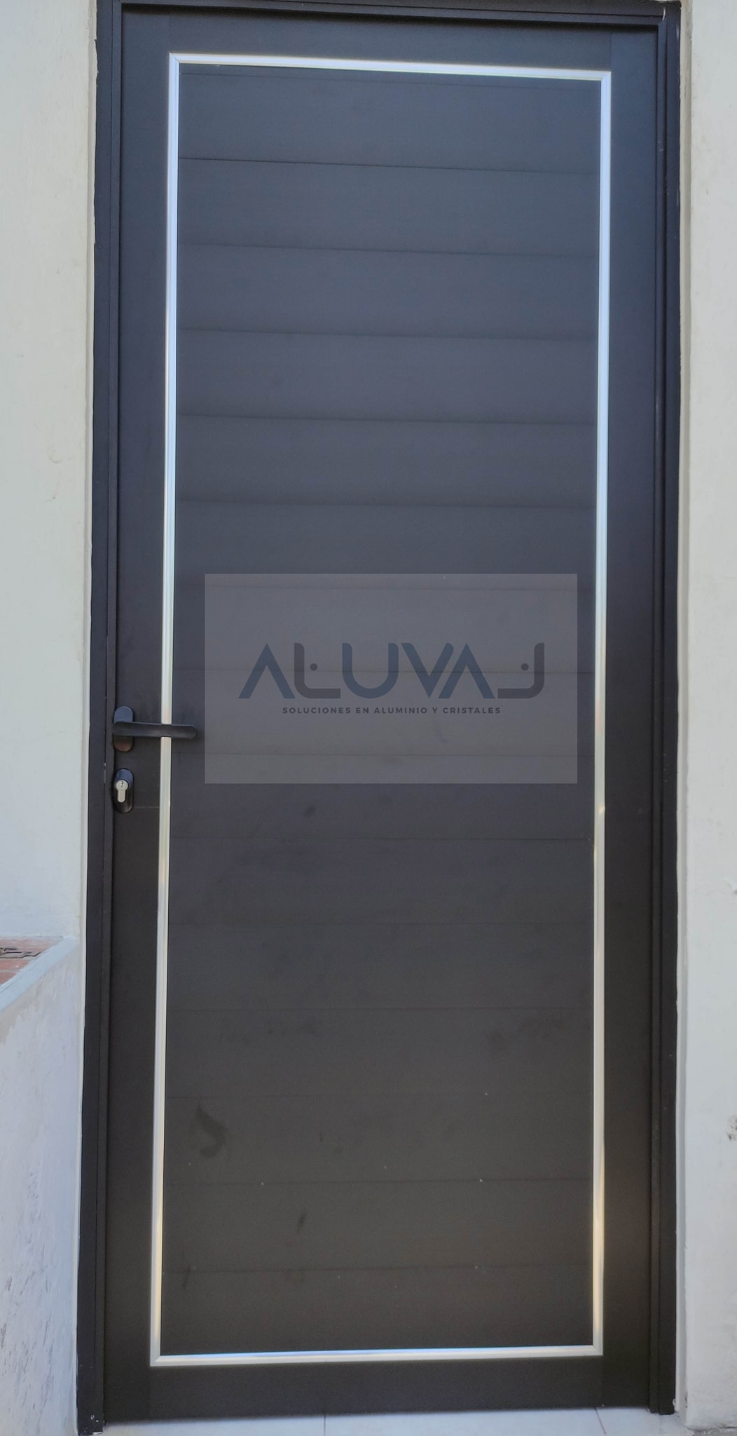 Puerta de aluminio en acabado negro